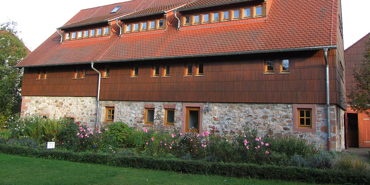 Begegnungszentrum REZ: Jugendhaus mit Vorgarten und Wiese
